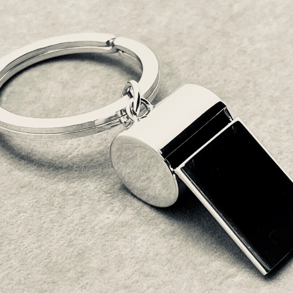 Tiffany & Co. Whistle Twist Whistle Key Chain – VIDA STYLE SHOP Tiffany & Co. Sterling Silver Whistle Keychain Key Ring
